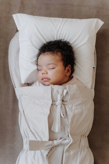 Baby liegt auf CosyMe Babykopfkissen