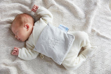 CosyMe Kirschkernkissen liegt auf Baby
