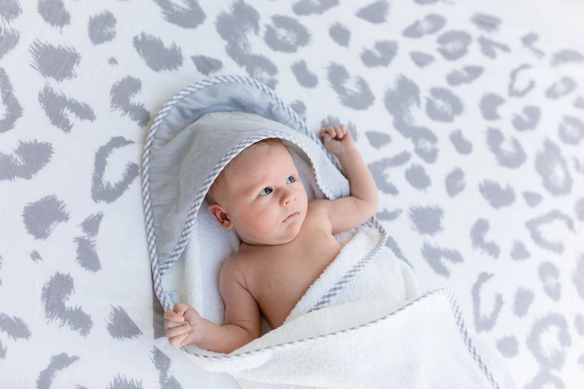 Baby im CosyMe Kapuzenhandtuch