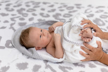 Baby im CosyMe Kapuzenhandtuch