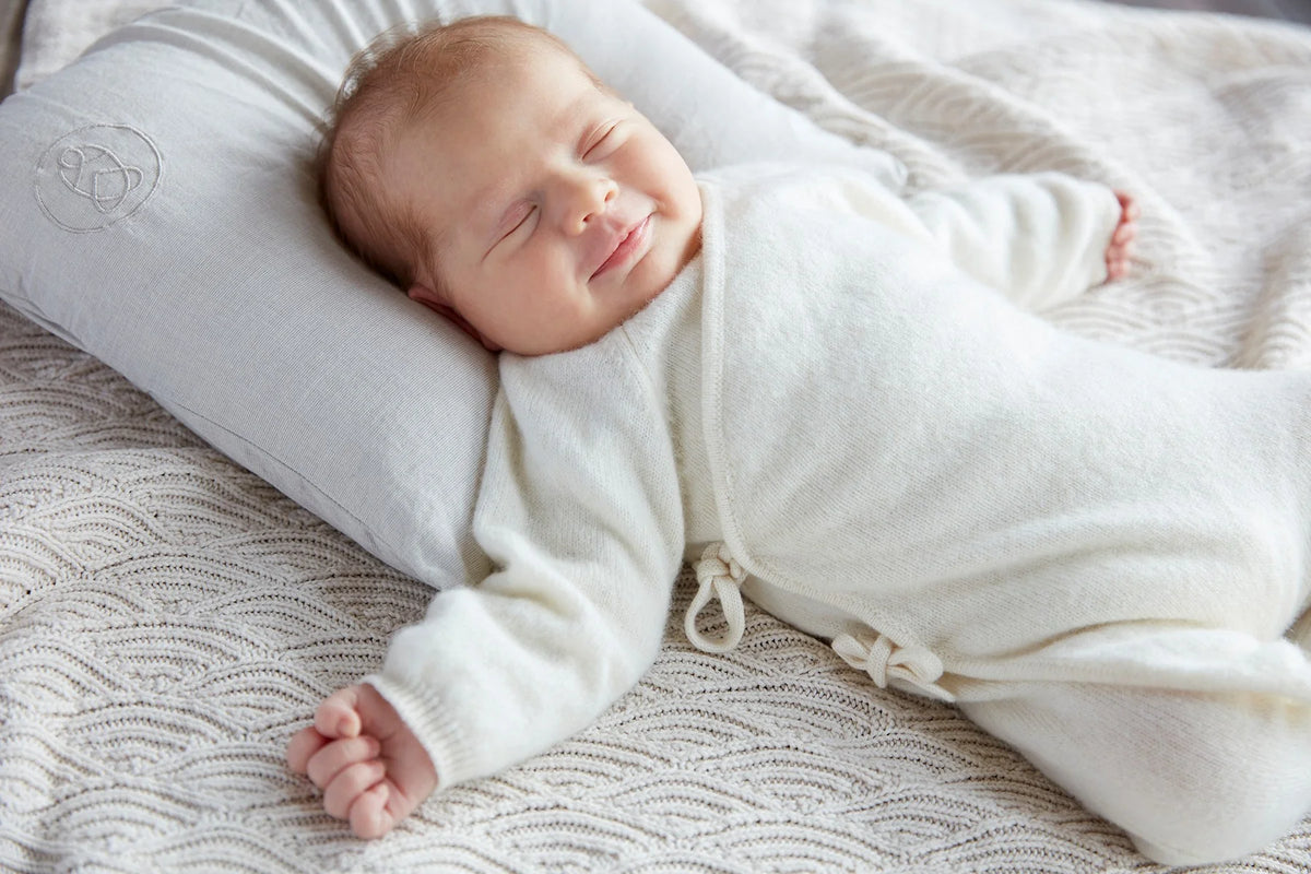 Baby schläft im CosyMe mit dem CosyMe Babykopfkissen