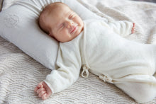 Baby liegt auf CosyMe Babykopfkissen