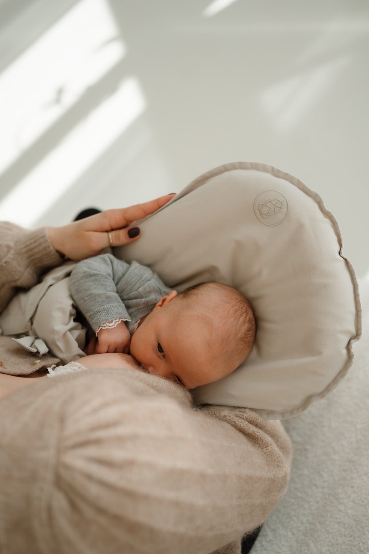 Baby liegt im CosyMe und wird gestillt
