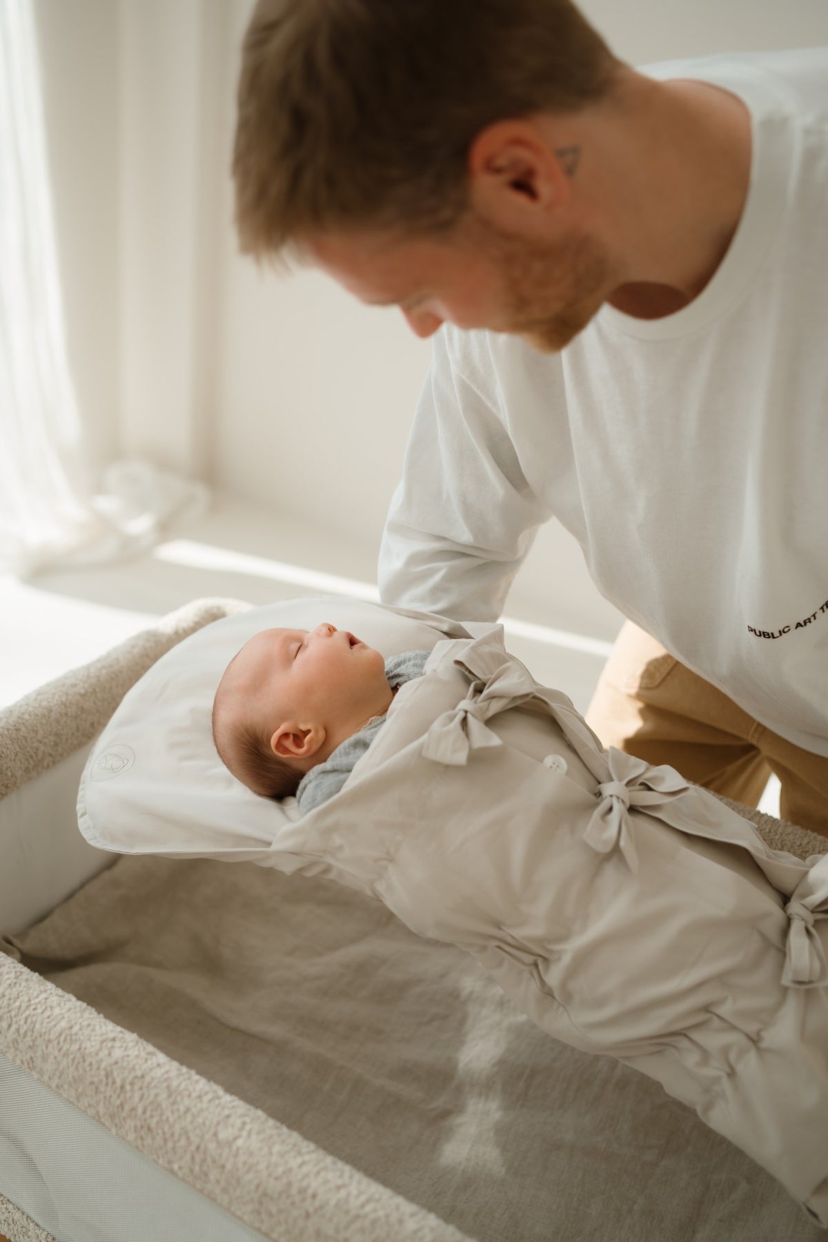 Baby schläft im CosyMe und wird im CosyMe abgelegt